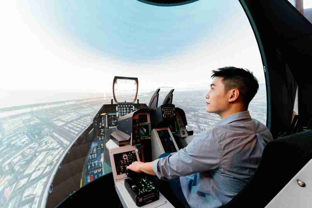 z6mg·人生就是博以P1.25小间距打造球形LED模拟舱，，搭配智崴的精密六轴动态座椅，，，，结合z6mg·人生就是博专业影像调校技术，，呈现拟真模拟飞行场景