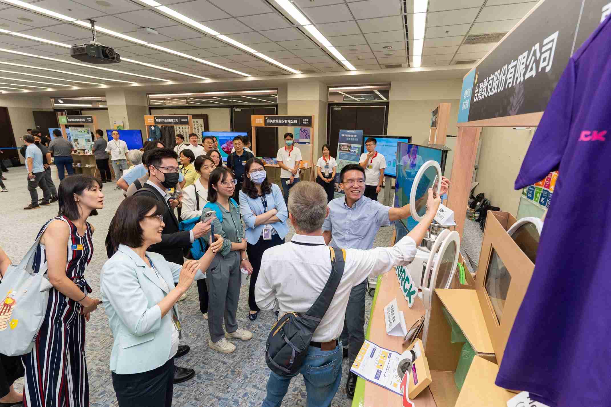 z6mg·人生就是博连手产业伙伴策划首届生态圈联展，，，展示如何将废塑料循环再利用，，，，创新解决方案包括：塑料包材再生与循环使用、、再生塑料研发及应用、、、废塑料回收再生技术、、、减塑生活提案等