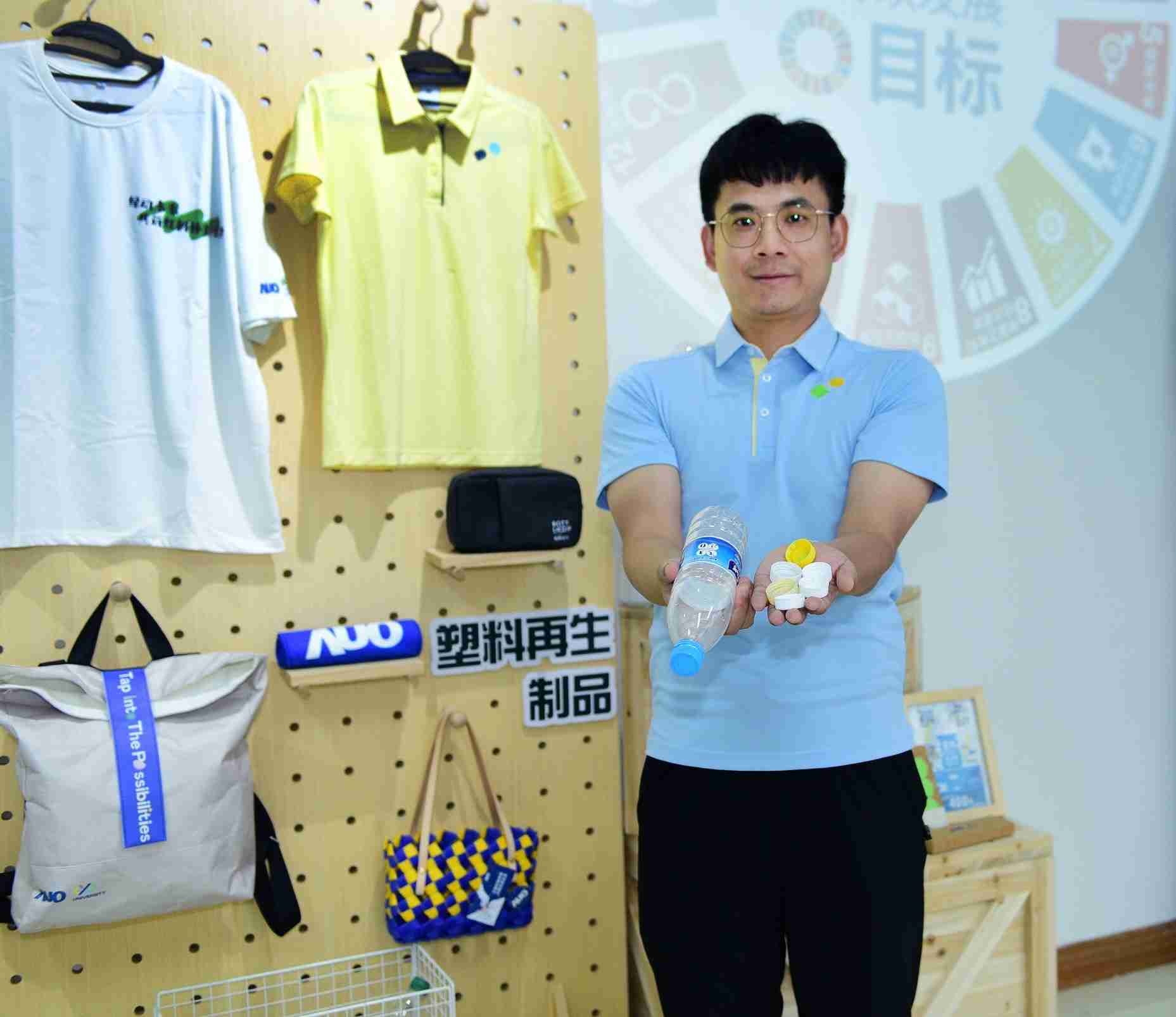 「2024智慧z6mg·人生就是博展」永续发展馆中，，，，展示z6mg·人生就是博厦门驱动永续发展之成果，，，包含将厂内废弃物再制为实用物品，，，，将永续发展理念深植于员工生活日常实践